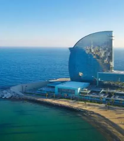 El ic�nico Hotel W Barcelona, tambi�n conocido como Hotel Vela, ubicado en el barrio de la Barceloneta en Barcelona, Espa�a