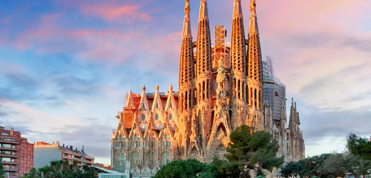 La Sagrada Familia al atardecer, el ic�nico templo dise�ado por Antoni Gaud� en Barcelona