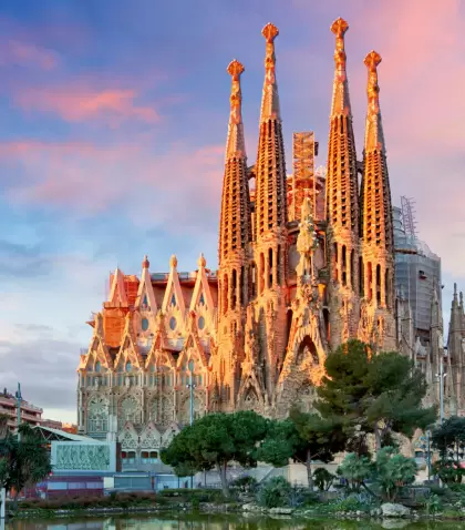 La Sagrada Familia al atardecer, el ic�nico templo dise�ado por Antoni Gaud� en Barcelona