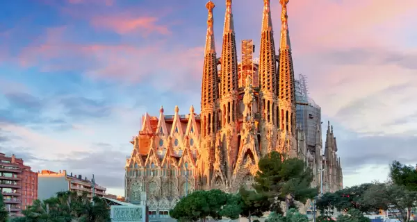 La Sagrada Familia al atardecer, el ic�nico templo dise�ado por Antoni Gaud� en Barcelona