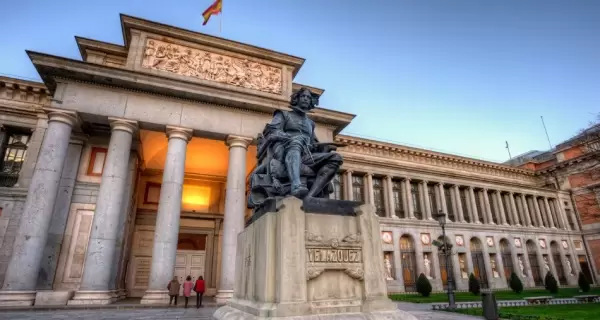 Fachada principal del Museo del Prado en Madrid.