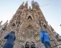 La Sagrada Familia en invierno, iluminada por la c�lida luz natural que atraviesa sus vidrieras.