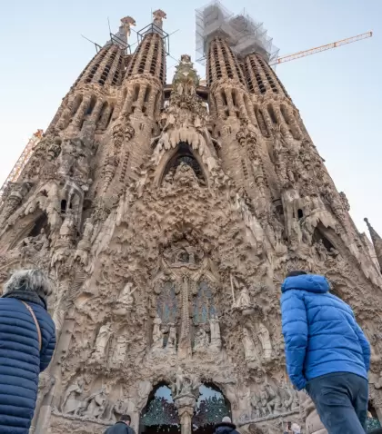 La Sagrada Familia en invierno, iluminada por la c�lida luz natural que atraviesa sus vidrieras.