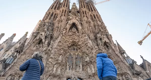 La Sagrada Familia en invierno, iluminada por la c�lida luz natural que atraviesa sus vidrieras.