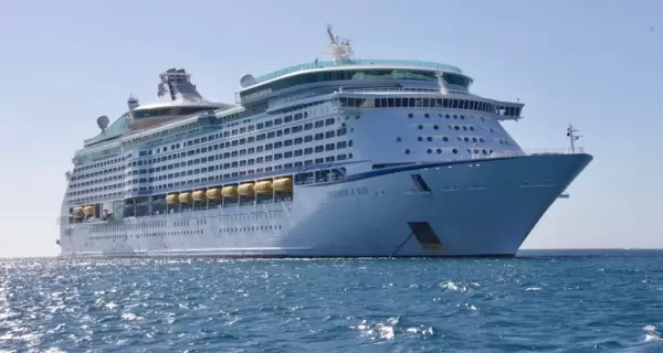 Crucero navegando en la �poca ideal para disfrutar el mar sin contratiempos.