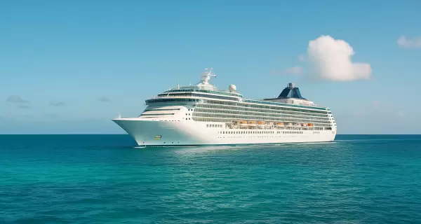 Crucero navegando por aguas limpias, s�mbolo del esfuerzo creciente por un turismo m�s sustentable.
