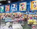 Desde orejas de Mickey hasta productos exclusivos, las compras en Disney son parte de la experiencia m�gica.