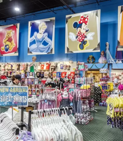 Desde orejas de Mickey hasta productos exclusivos, las compras en Disney son parte de la experiencia m�gica.