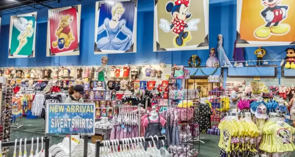 Desde orejas de Mickey hasta productos exclusivos, las compras en Disney son parte de la experiencia m�gica.