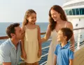 Familia disfrutando de la cubierta de un crucero: cada vez m�s navieras est�n preparadas para viajar con chicos.