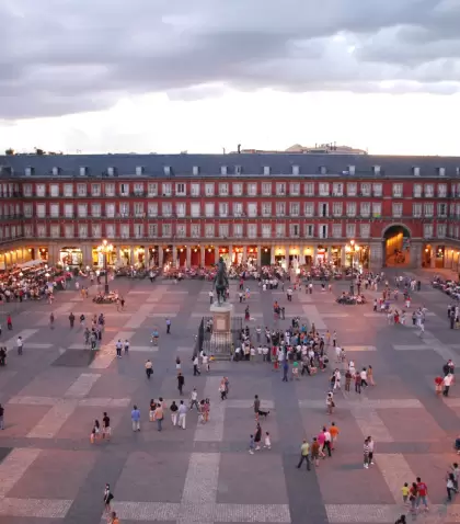 Vista panor�mica de la Plaza Mayor de Madrid con el monumento a Felipe III en el centro.