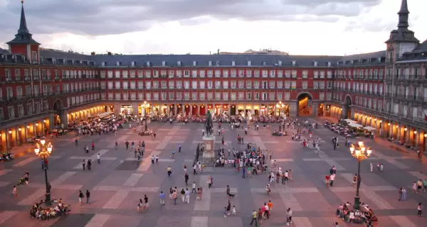 Vista panor�mica de la Plaza Mayor de Madrid con el monumento a Felipe III en el centro.