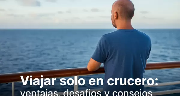 Viajero solo contemplando el mar desde la cubierta: un crucero puede ser el plan ideal para disfrutar a tu manera.