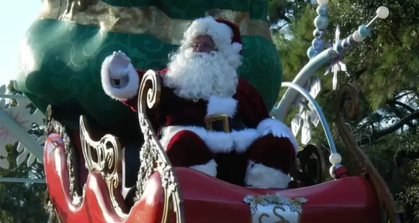 Disney se transforma en Navidad con desfiles, luces y decoraciones espectaculares que hacen brillar a�n m�s la magia.