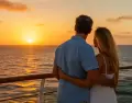 Atardecer en pareja desde la cubierta del crucero: un viaje para reconectar y compartir experiencias inolvidables.