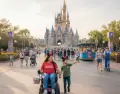 Disney ofrece servicios adaptados para visitantes con movilidad reducida, garantizando una experiencia inclusiva en todos los parques.