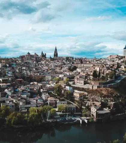 Vista general de Toledo al atardecer desde el Mirador del Valle, con el Alc�zar y la Catedral en primer plano.