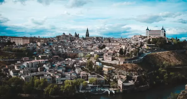 Vista general de Toledo al atardecer desde el Mirador del Valle, con el Alc�zar y la Catedral en primer plano.