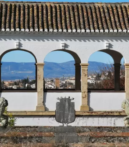 La Alhambra, joya arquitect�nica de Granada, con la Sierra al fondo durante el oto�o.