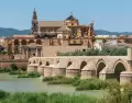 Vistas del Conjunto Hist�rico de C�rdoba desde el r�o Guadalquivir, desde donde destaca la Mezquita-Catedral y el Puente Romano.