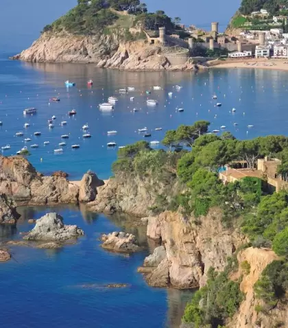 Vista a�rea de Tossa de Mar, con su muralla medieval frente al mar Mediterr�neo.