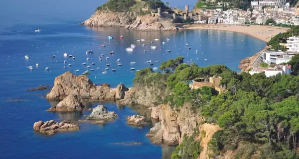 Vista a�rea de Tossa de Mar, con su muralla medieval frente al mar Mediterr�neo.
