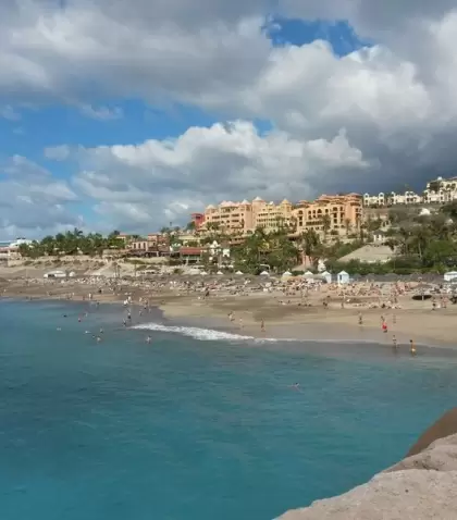 Vista panor�mica de Costa Adeje, con sus playas y complejos tur�sticos frente al Atl�ntico.