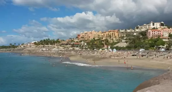 Vista panor�mica de Costa Adeje, con sus playas y complejos tur�sticos frente al Atl�ntico.