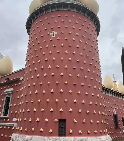 Fachada del Museo Salvador Dal� en Figueres, con su c�pula geod�sica caracter�stica.