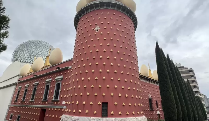 Fachada del Museo Salvador Dal� en Figueres, con su c�pula geod�sica caracter�stica.
