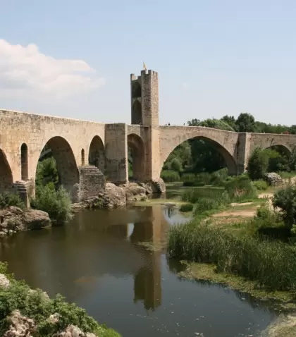 Besal�, en Catalu�a, uno de los destinos m�s rom�nticos para una escapada en pareja.