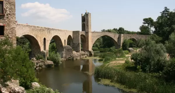 Besal�, en Catalu�a, uno de los destinos m�s rom�nticos para una escapada en pareja.