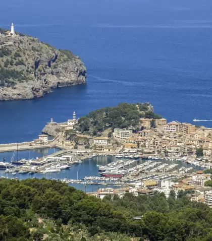 Puerto de S�ller, un cl�sico de la costa balear con encanto mediterr�neo.