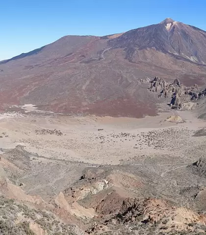 El Teide, punto m�s alto de Espa�a y uno de los escenarios naturales m�s impactantes del archipi�lago canario.
