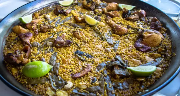 La paella, s�mbolo de la gastronom�a valenciana y orgullo del Mediterr�neo espa�ol.