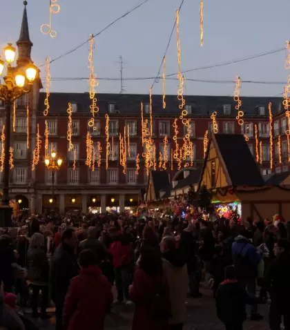 El mercado navide�o de la Plaza Mayor, una tradici�n madrile�a con m�s de un siglo de historia.