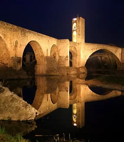 Besal�, uno de los pueblos medievales m�s emblem�ticos y fotog�nicos de Catalu�a.