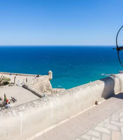 El Castillo de Santa B�rbara, s�mbolo hist�rico de Alicante y mirador del Mediterr�neo.