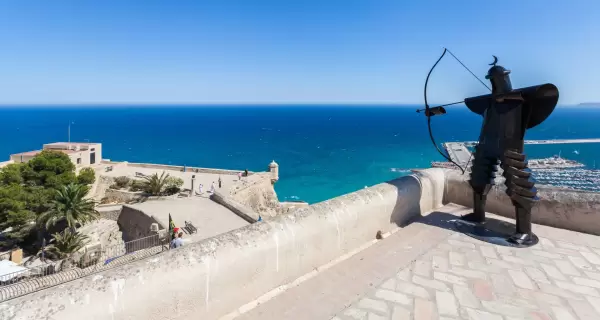 El Castillo de Santa B�rbara, s�mbolo hist�rico de Alicante y mirador del Mediterr�neo.