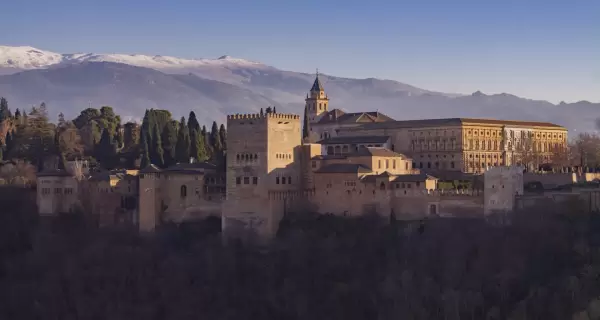 El Mirador de San Nicol�s, uno de los lugares m�s ic�nicos para contemplar la Alhambra y Sierra Nevada.