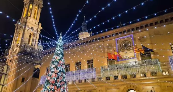 La Plaza del Pilar es el centro del ambiente navide�o en Zaragoza.