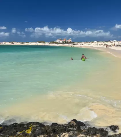 El Cotillo conserva un ambiente costero tranquilo y aut�ntico.