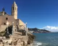 La iglesia es el gran s�mbolo visual de Sitges frente al mar.