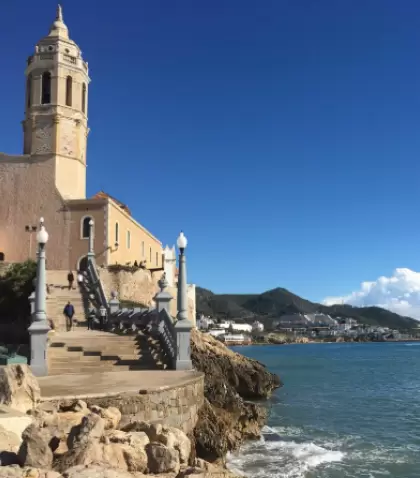 La iglesia es el gran s�mbolo visual de Sitges frente al mar.