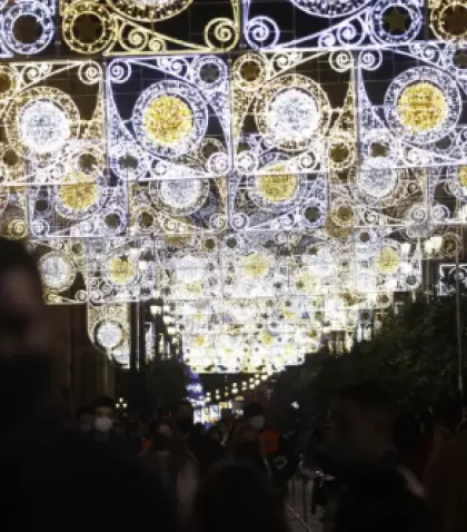 Madrid mantiene un fuerte ambiente navide�o durante la Nochebuena.