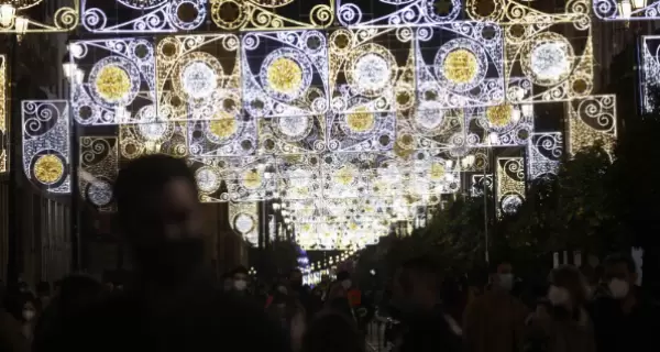 Madrid mantiene un fuerte ambiente navide�o durante la Nochebuena.
