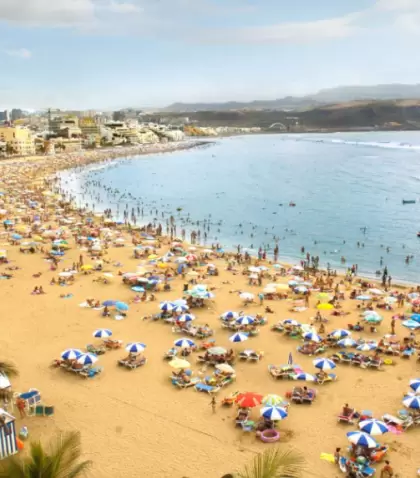 Gran Canaria ofrece clima ideal y playas abiertas durante enero.