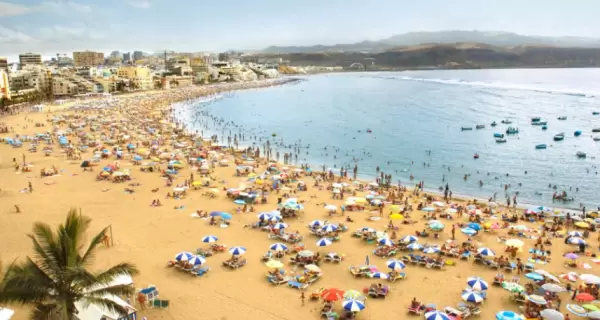 Gran Canaria ofrece clima ideal y playas abiertas durante enero.