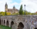 El Puente Romano ofrece vistas cl�sicas del perfil urbano de Salamanca.