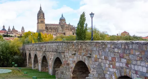 El Puente Romano ofrece vistas cl�sicas del perfil urbano de Salamanca.